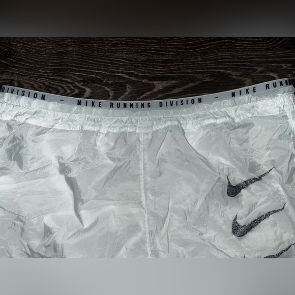 Ladies Nike shorts Size XLarge - Picture 3 of 5